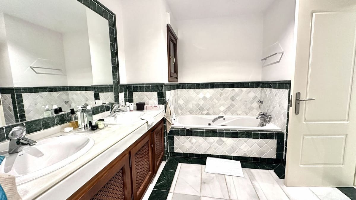 2 sypialnia Apartament na sprzedaż w Marbella z garażem - 1 050 000 € (Ref: 10140031)