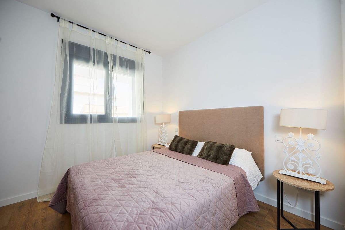 2 bedroom Apartment for sale in Estepona with pool - € 575,000 (Ref: 10140034)