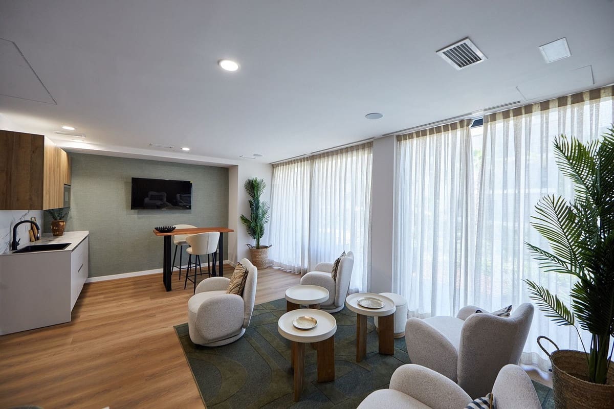 2 bedroom Apartment for sale in Estepona with pool - € 575,000 (Ref: 10140034)