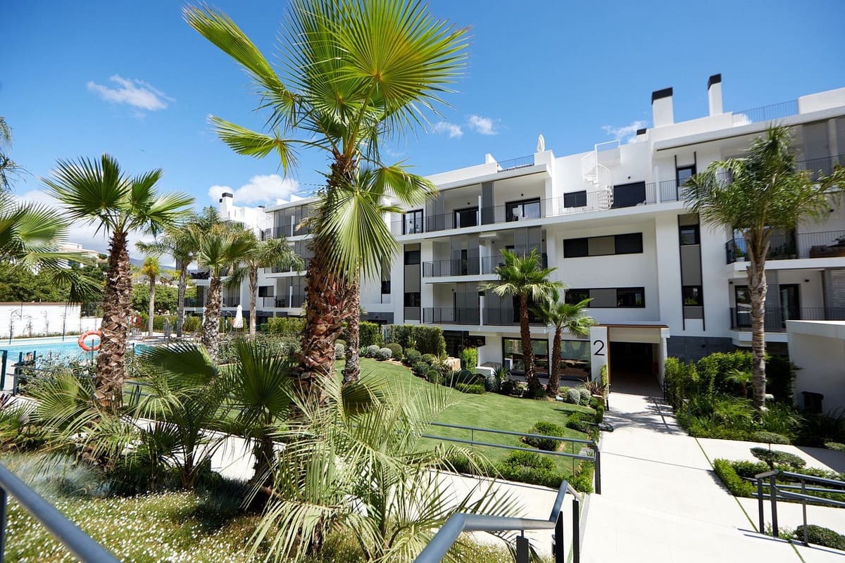 2 bedroom Apartment for sale in Estepona with pool - € 575,000 (Ref: 10140034)