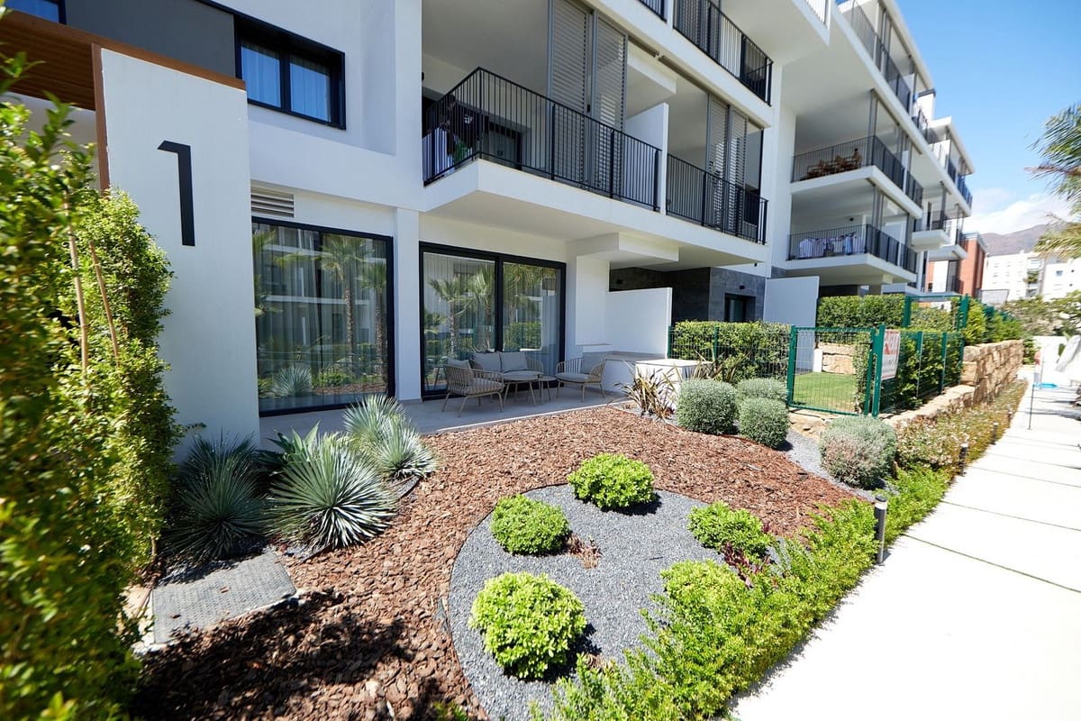 2 bedroom Apartment for sale in Estepona with pool - € 575,000 (Ref: 10140034)