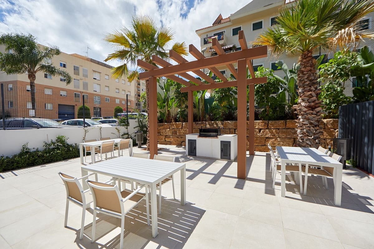 2 bedroom Apartment for sale in Estepona with pool - € 575,000 (Ref: 10140034)