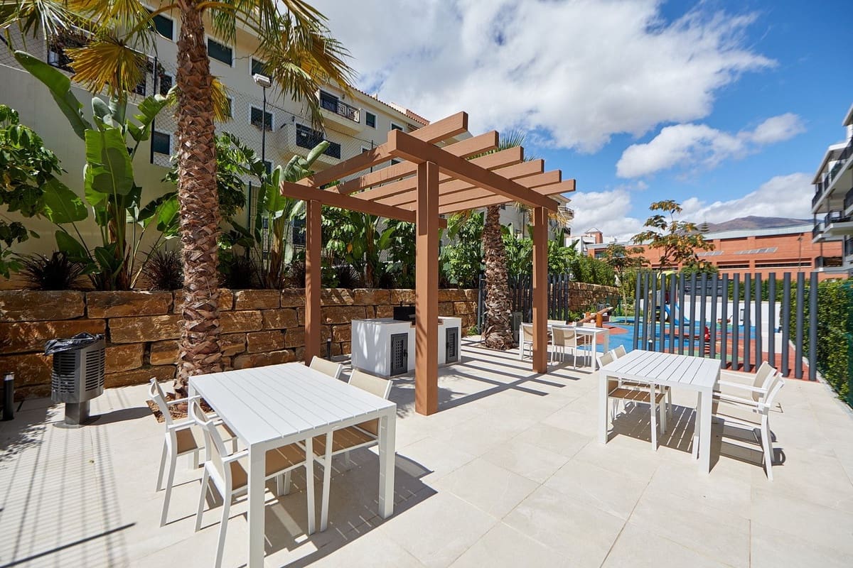 2 bedroom Apartment for sale in Estepona with pool - € 575,000 (Ref: 10140034)