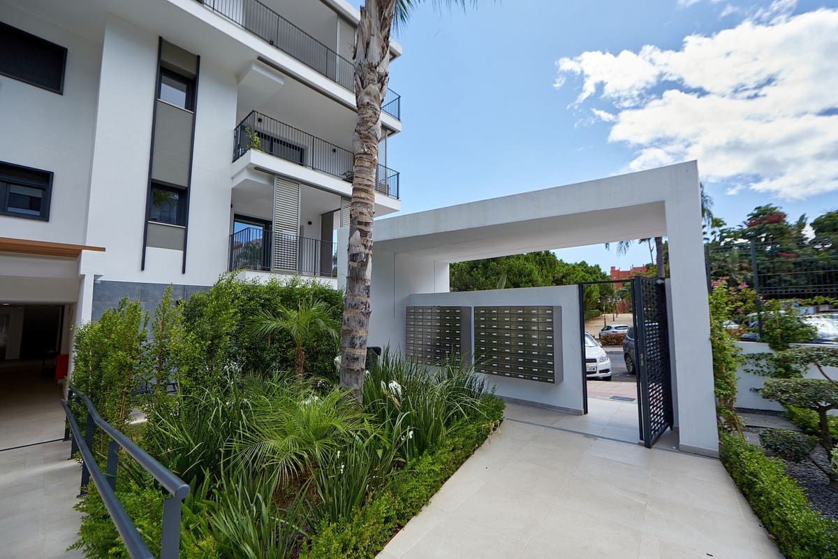 2 bedroom Apartment for sale in Estepona with pool - € 575,000 (Ref: 10140034)