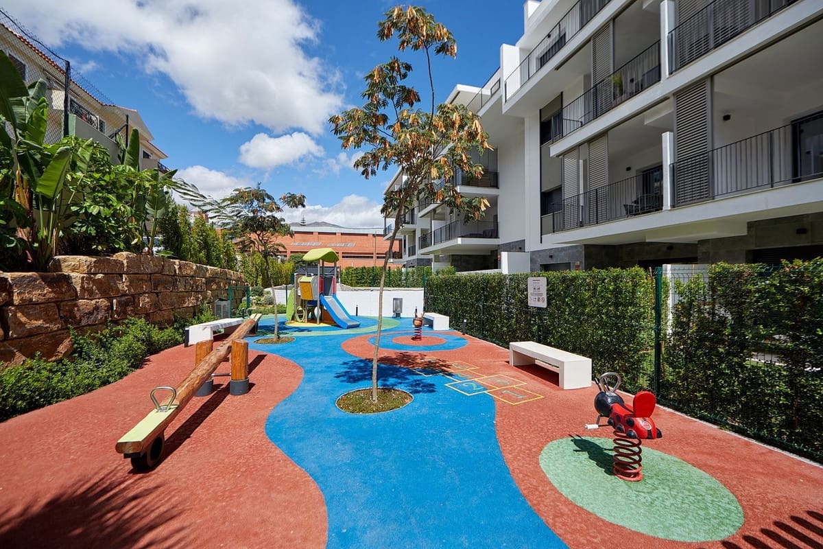 2 bedroom Apartment for sale in Estepona with pool - € 575,000 (Ref: 10140034)