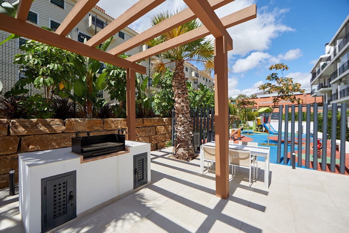2 bedroom Apartment for sale in Estepona with pool - € 575,000 (Ref: 10140034)