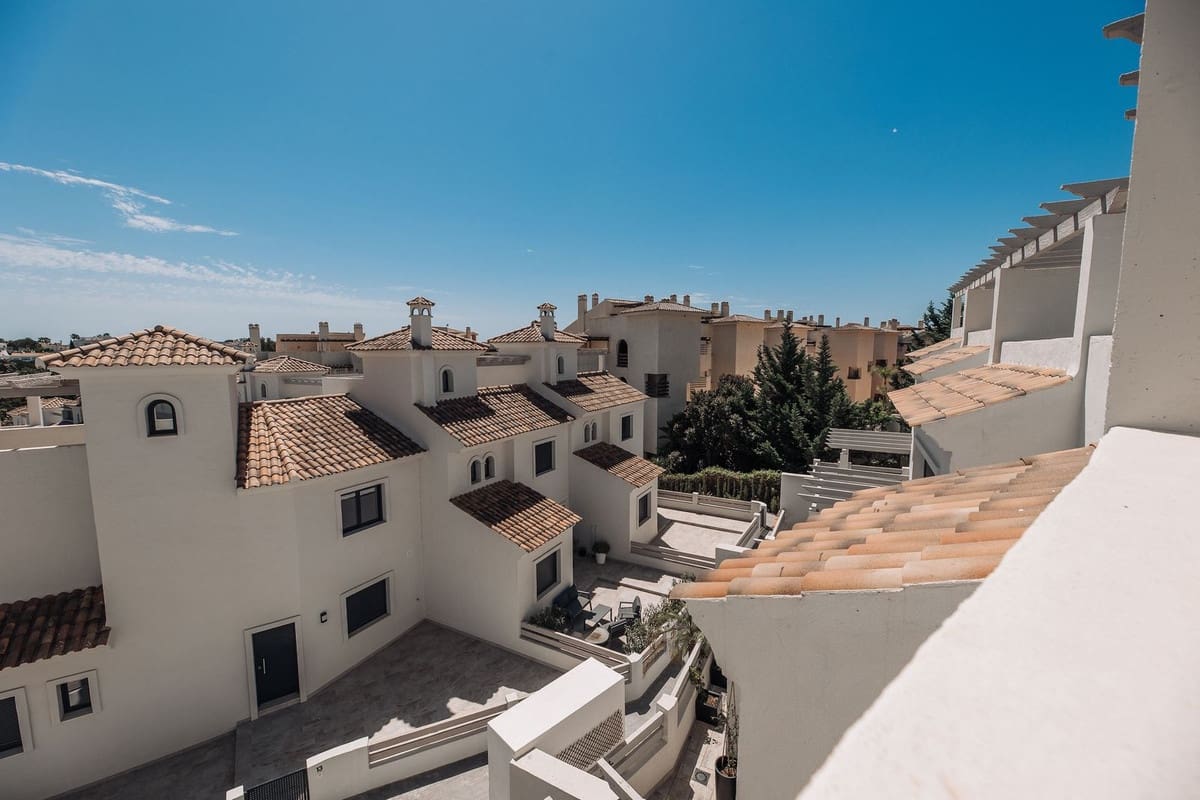 3 sypialnia Dom na sprzedaż w El Paraiso z basenem garażem - 560 000 € (Ref: 10140035)