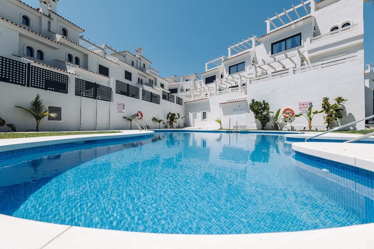 3 soverom Hus til leie i El Paraiso med svømmebasseng garasje - € 2 900 (Ref: 10140036)