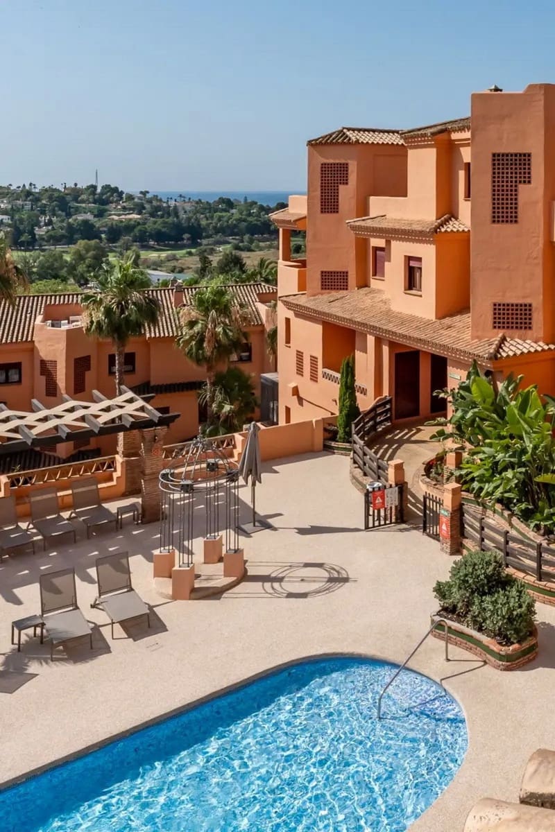 2 soverom Leilighet til salgs i El Paraiso med svømmebasseng garasje - € 299 000 (Ref: 10140037)