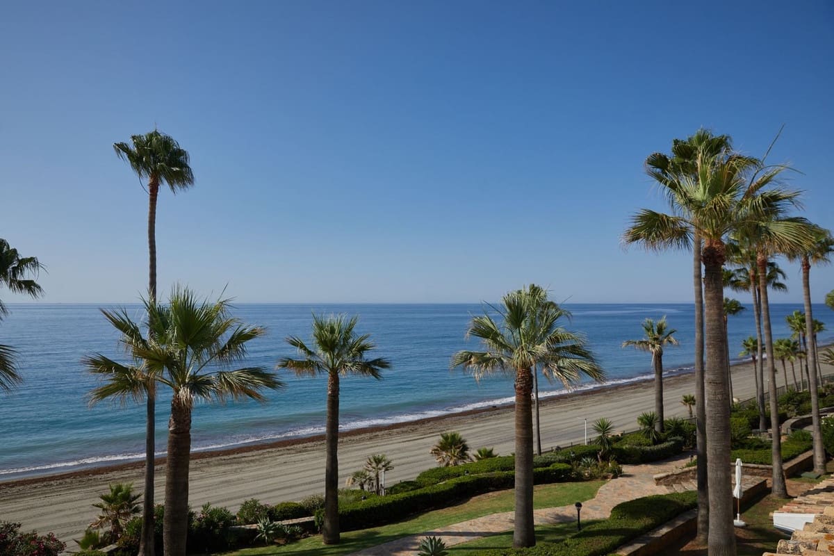 3 bedroom Penthouse for sale in Estepona with pool - € 1,795,000 (Ref: 10140040)