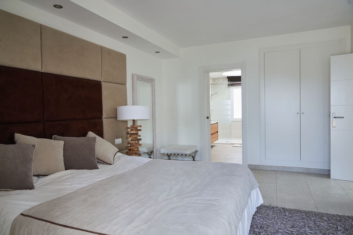 3 bedroom Penthouse for sale in Estepona with pool - € 1,795,000 (Ref: 10140040)