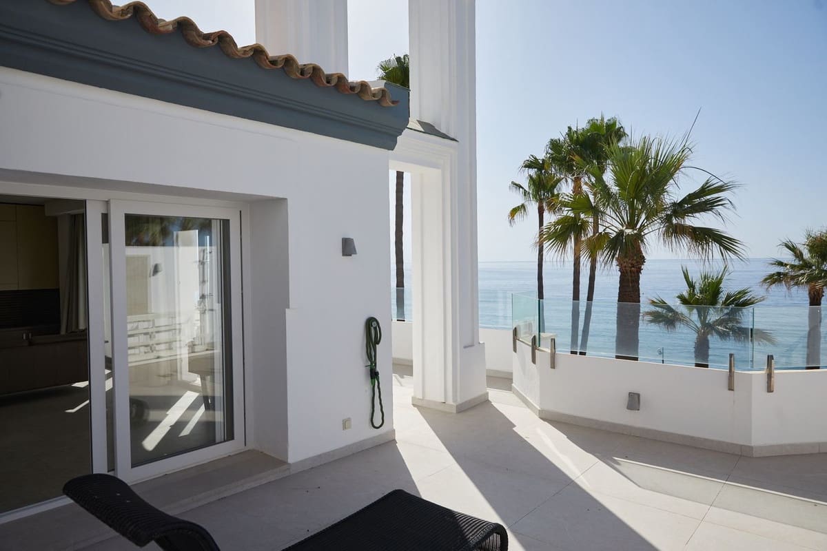 3 bedroom Penthouse for sale in Estepona with pool - € 1,795,000 (Ref: 10140040)