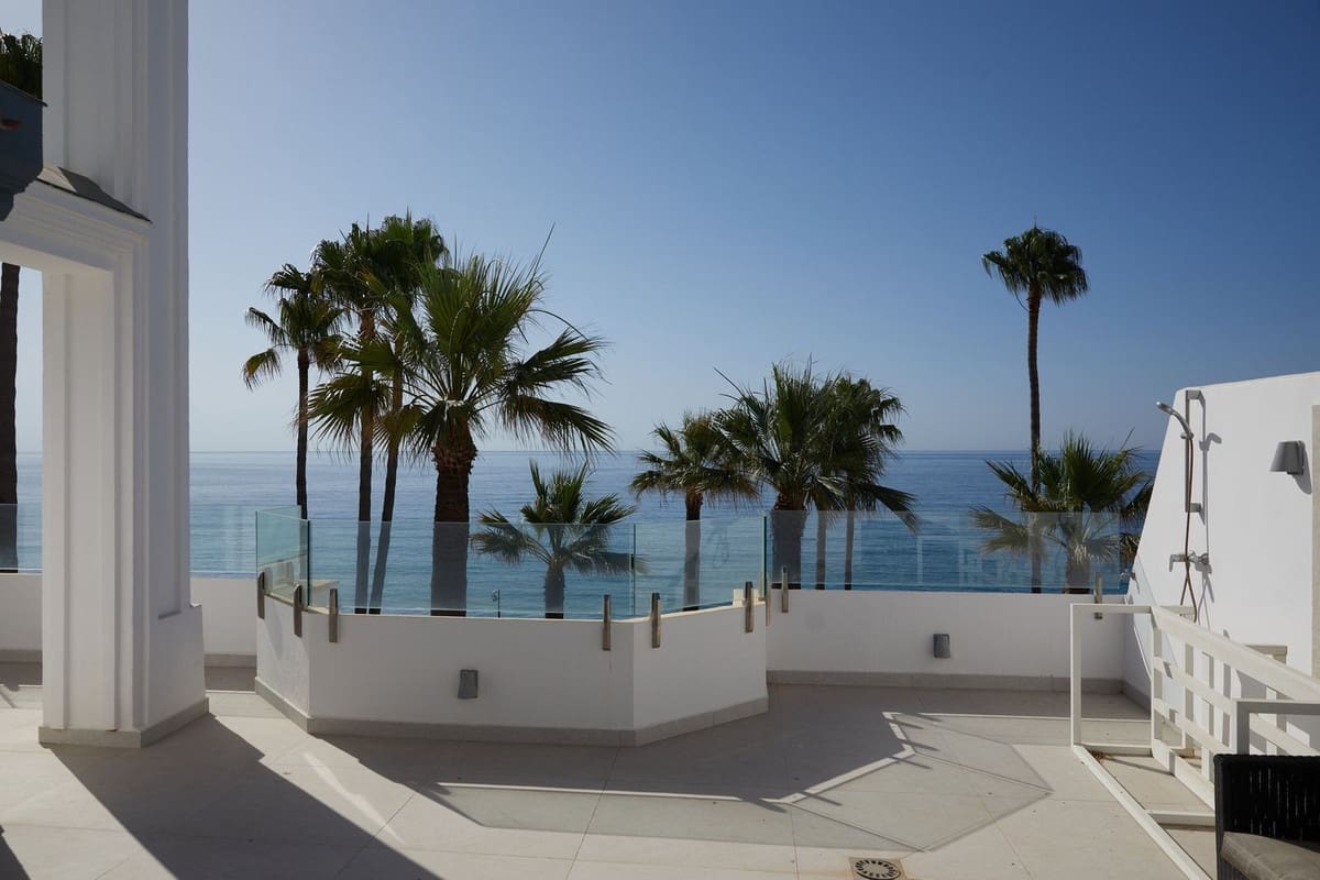 3 bedroom Penthouse for sale in Estepona with pool - € 1,795,000 (Ref: 10140040)
