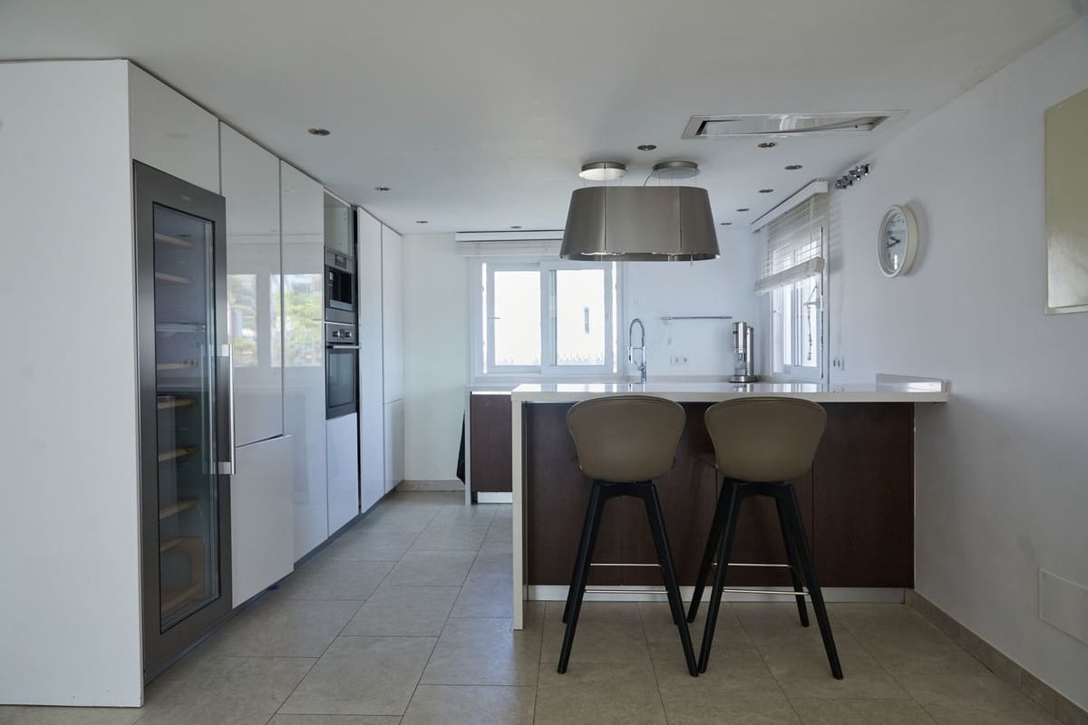 3 bedroom Penthouse for sale in Estepona with pool - € 1,795,000 (Ref: 10140040)