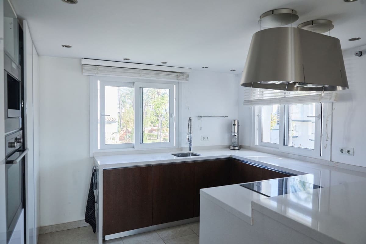 3 bedroom Penthouse for sale in Estepona with pool - € 1,795,000 (Ref: 10140040)
