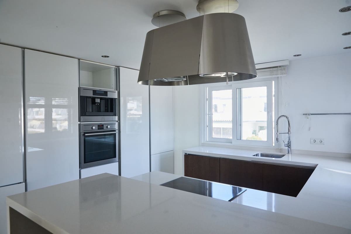 3 bedroom Penthouse for sale in Estepona with pool - € 1,795,000 (Ref: 10140040)