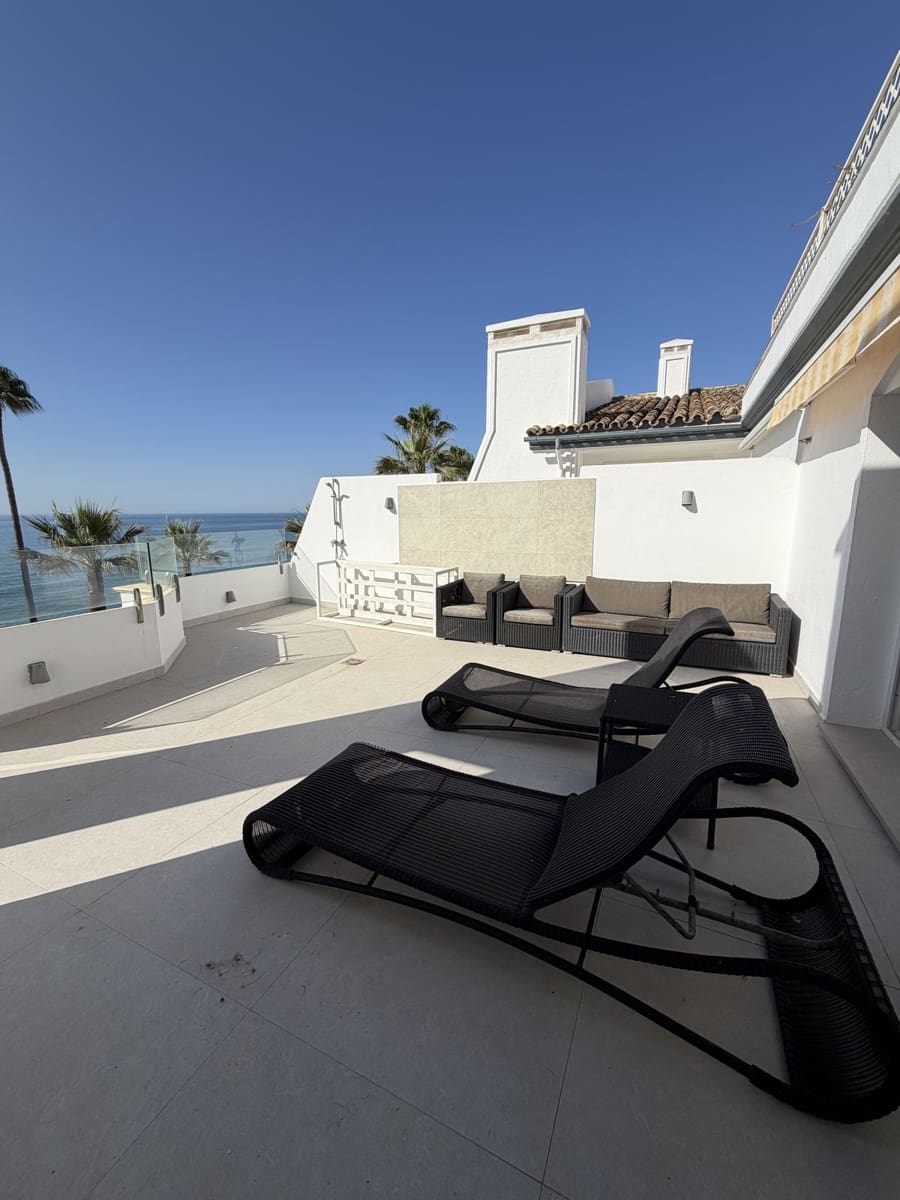 3 bedroom Penthouse for sale in Estepona with pool - € 1,795,000 (Ref: 10140040)