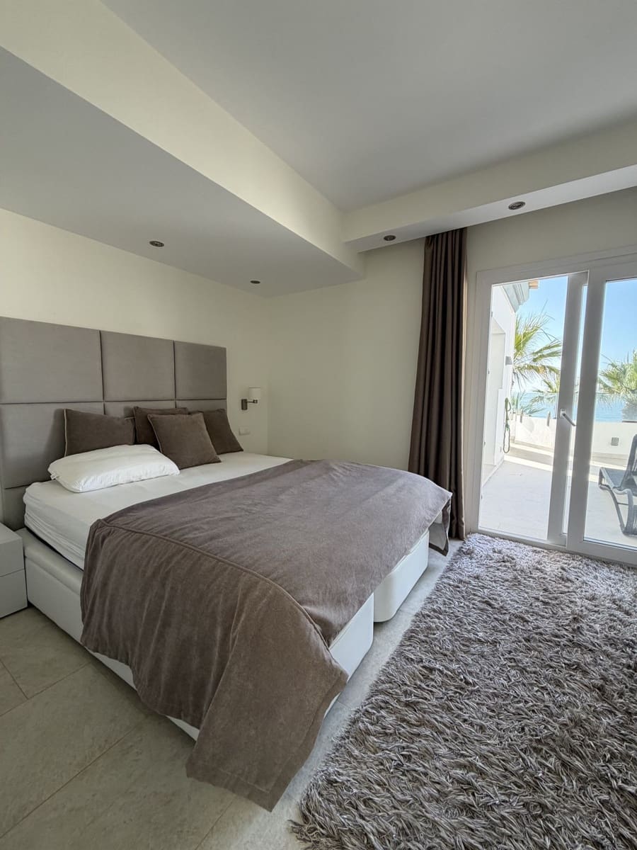 3 bedroom Penthouse for sale in Estepona with pool - € 1,795,000 (Ref: 10140040)