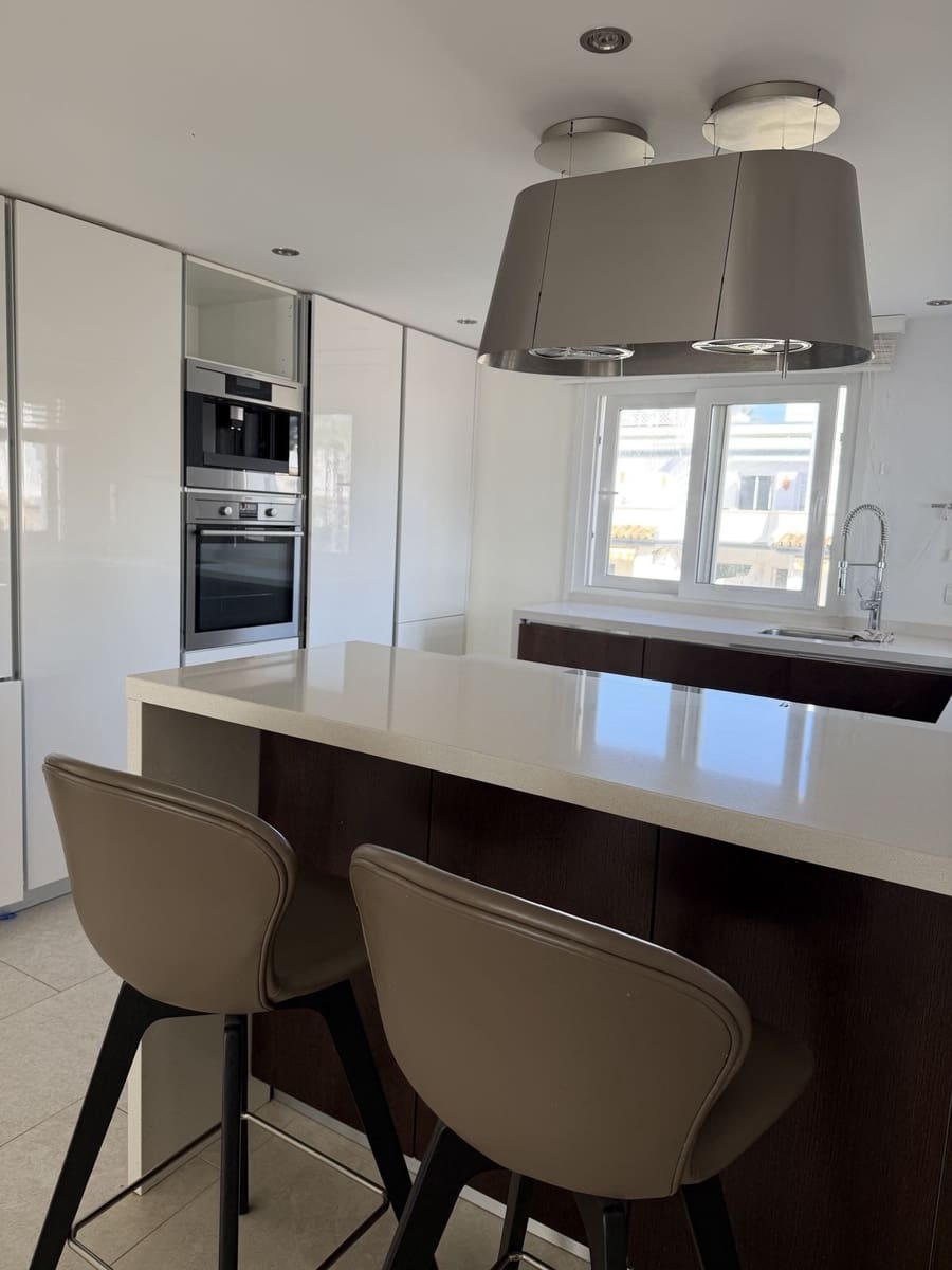 3 bedroom Penthouse for sale in Estepona with pool - € 1,795,000 (Ref: 10140040)