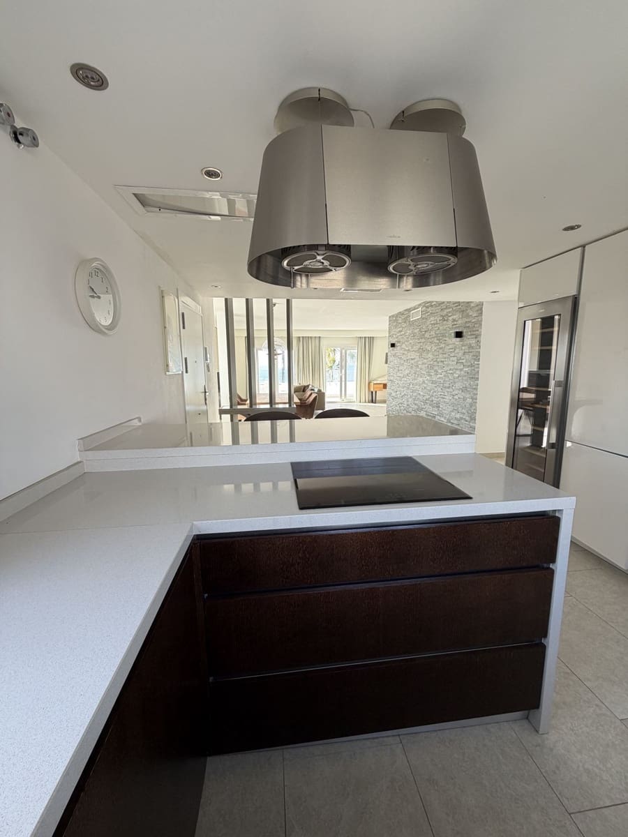 3 bedroom Penthouse for sale in Estepona with pool - € 1,795,000 (Ref: 10140040)