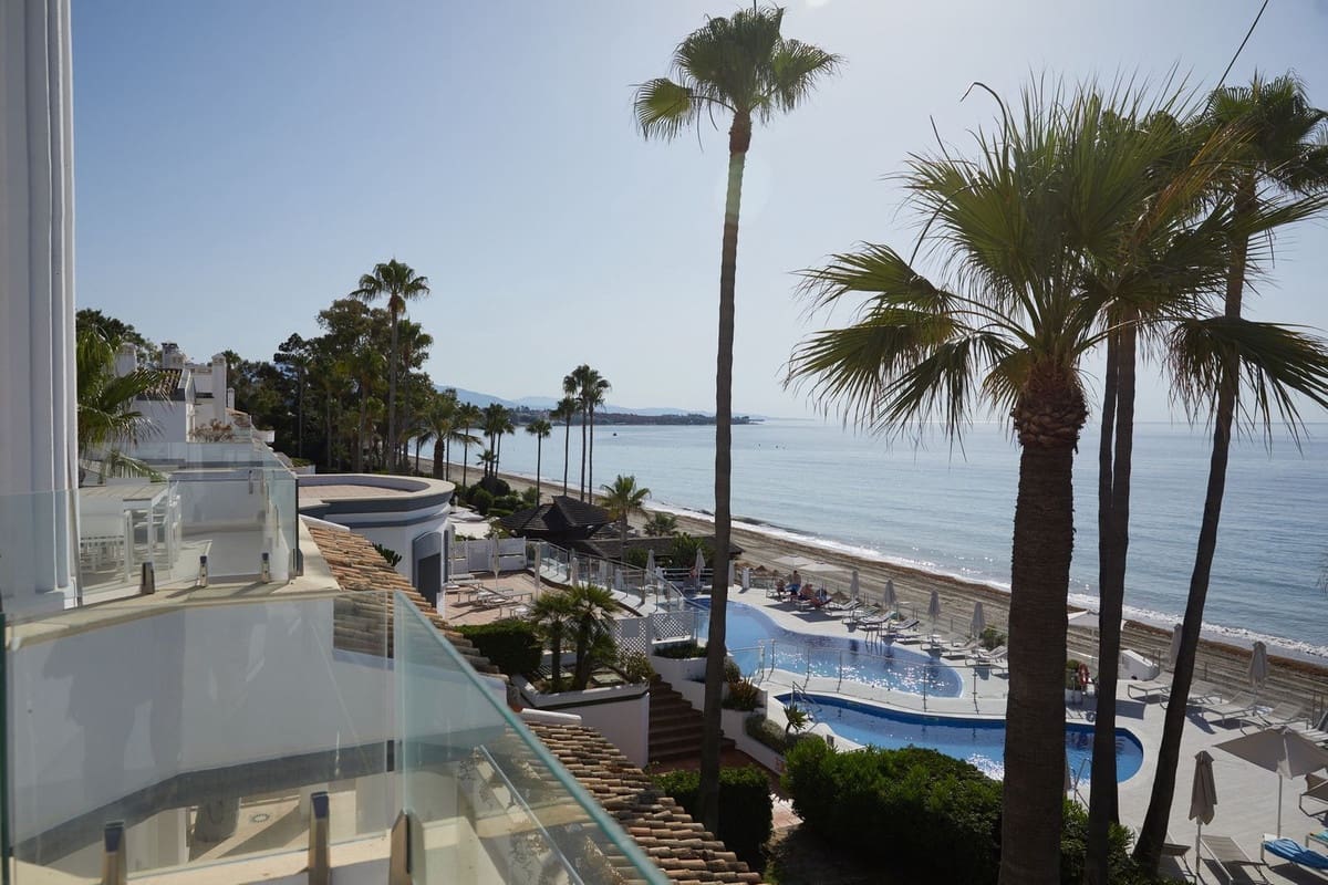 3 bedroom Penthouse for sale in Estepona with pool - € 1,795,000 (Ref: 10140040)