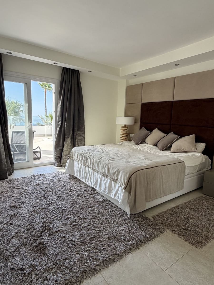 3 bedroom Penthouse for sale in Estepona with pool - € 1,795,000 (Ref: 10140040)