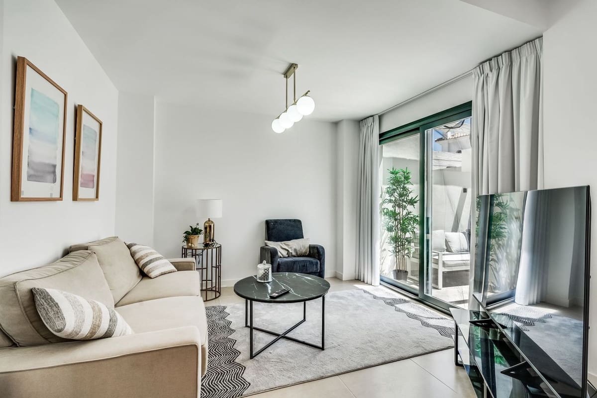 3 camera da letto Casa da affittare in El Paraiso con piscina garage - 3.200 € (Rif: 10140041)