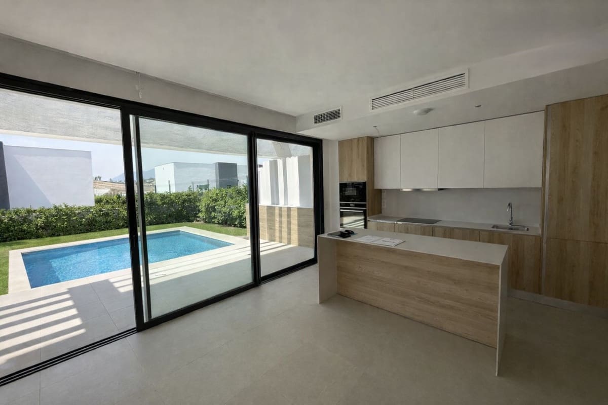 3 slaapkamer Halfvrijstaande villa te koop in Estepona met zwembad garage - € 1.250.000 (Ref: 10140043)