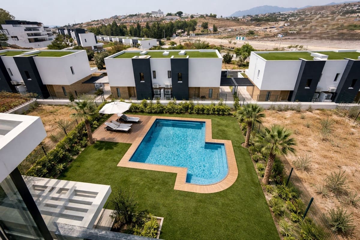 3 soveværelse Semi-Rækkehus til leje i Estepona med swimmingpool garage - € 7.000 (Ref: 10140044)