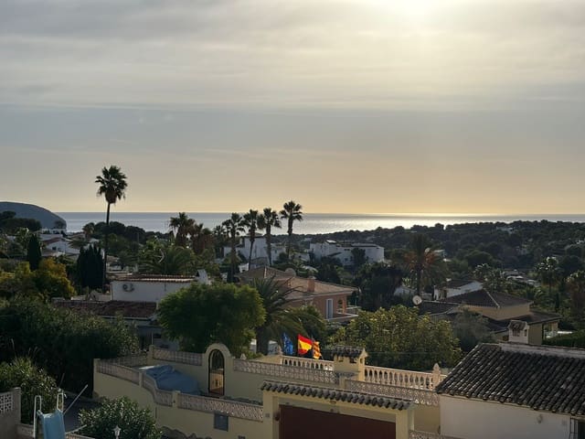Chalet de 4 habitaciones en Teulada-Moraira en venta con piscina garaje - 675.000 € (Ref: 10009707)