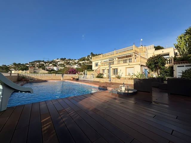 Chalet de 4 habitaciones en Teulada-Moraira en venta con piscina garaje - 675.000 € (Ref: 10009707)