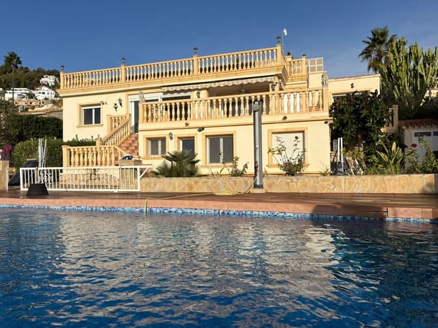 Chalet de 4 habitaciones en Teulada-Moraira en venta con piscina garaje - 675.000 € (Ref: 10009707)