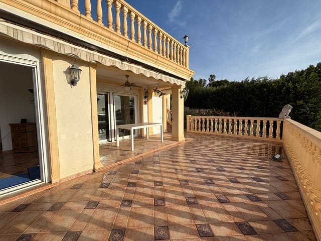 Chalet de 4 habitaciones en Teulada-Moraira en venta con piscina garaje - 675.000 € (Ref: 10009707)