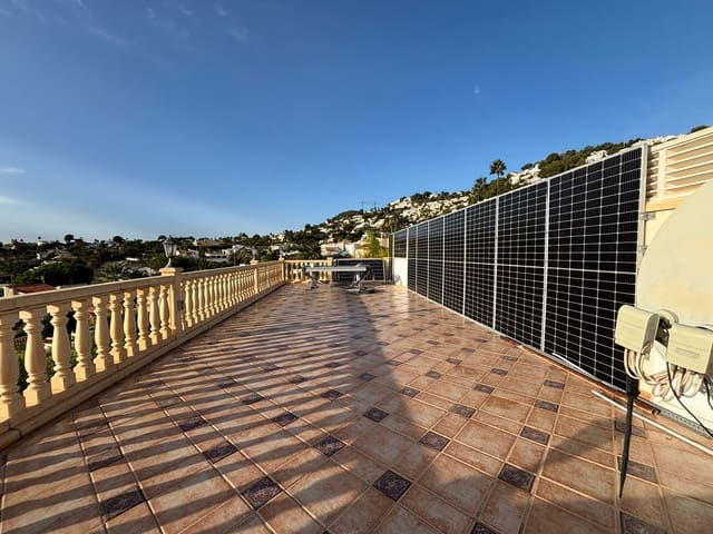 Chalet de 4 habitaciones en Teulada-Moraira en venta con piscina garaje - 675.000 € (Ref: 10009707)