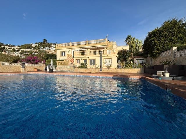 Chalet de 4 habitaciones en Teulada-Moraira en venta con piscina garaje - 675.000 € (Ref: 10009707)