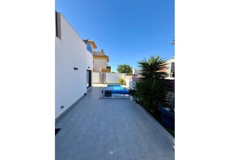 5 bedroom Villa for sale in La Mata with pool garage - € 529,000 (Ref: 9484121)