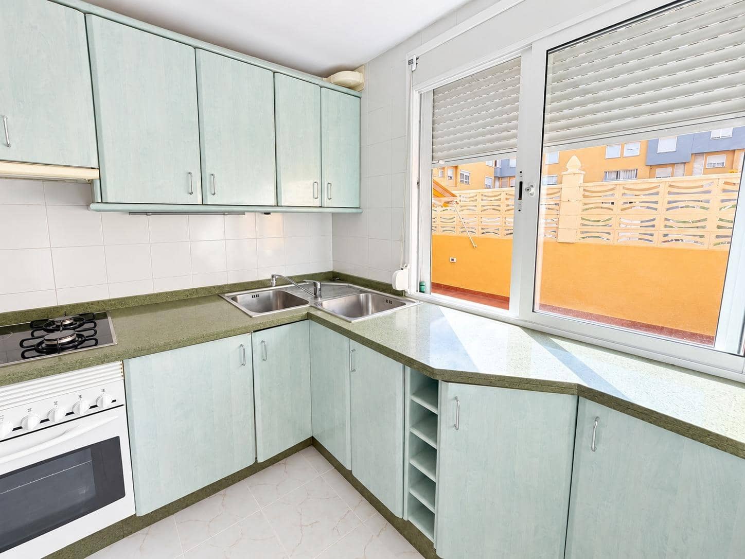 3 slaapkamer Appartement te koop in El Medano met zwembad garage - € 345.000 (Ref: 10067955)