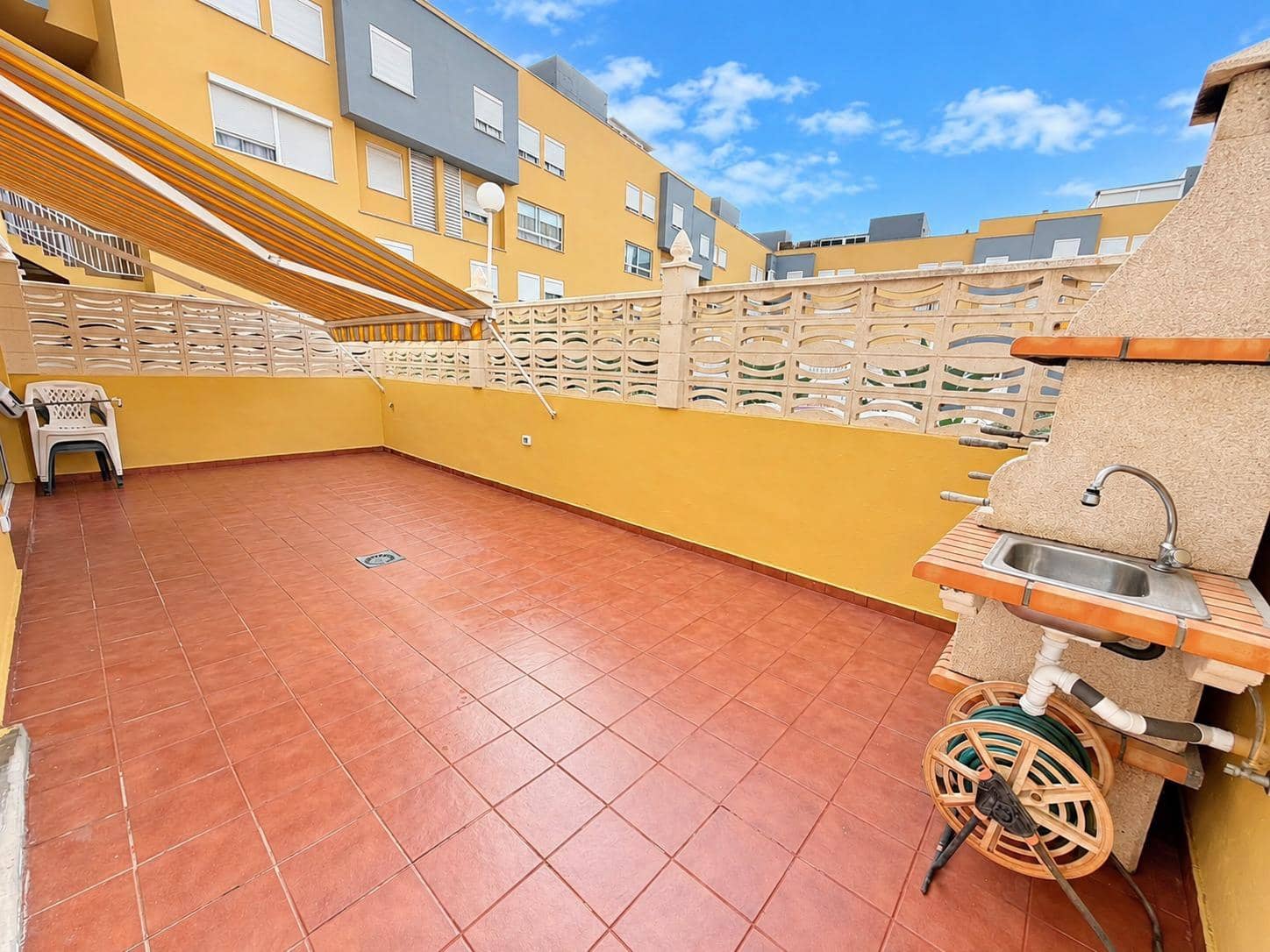 3 slaapkamer Appartement te koop in El Medano met zwembad garage - € 345.000 (Ref: 10067955)