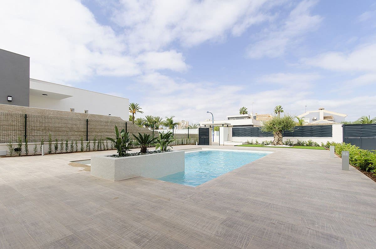 4 bedroom Villa for sale in Dehesa de Campoamor with pool garage - € 975,000 (Ref: 6595831)