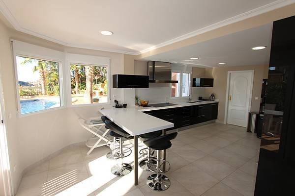 6 sypialnia Willa na sprzedaż w El Campello z basenem garażem - 1 195 000 € (Ref: 8043913)