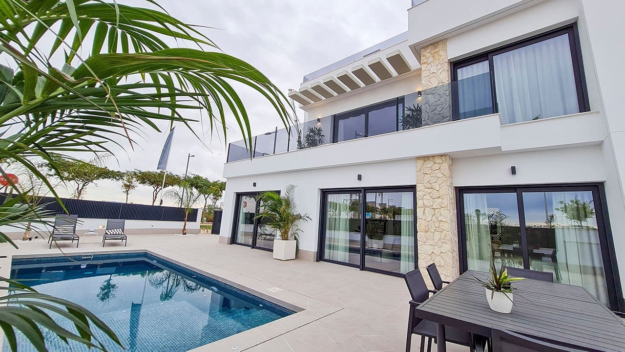 3 quarto Moradia para venda em Los Alcazares com piscina garagem - 695 000 € (Ref: 9393448)