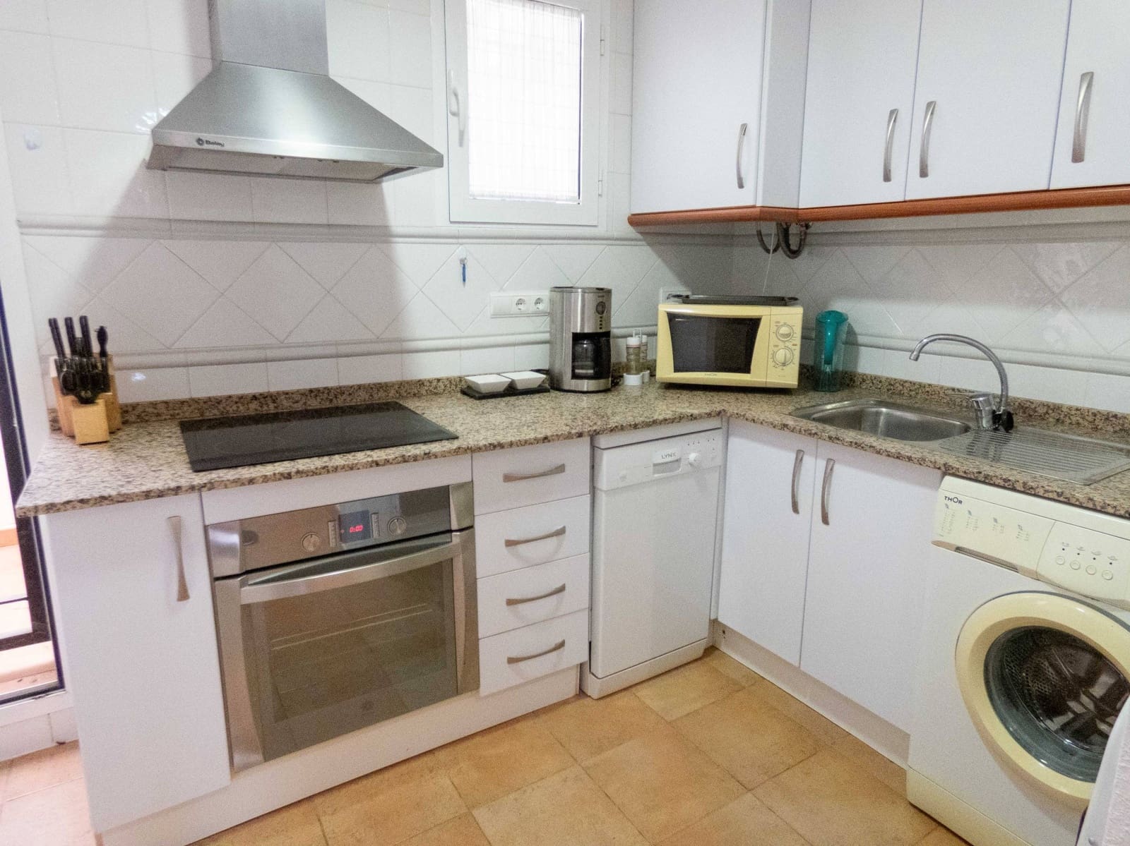 3 slaapkamer Rijtjeshuis te koop in Muchamiel / Mutxamel met zwembad - € 220.000 (Ref: 9530841)