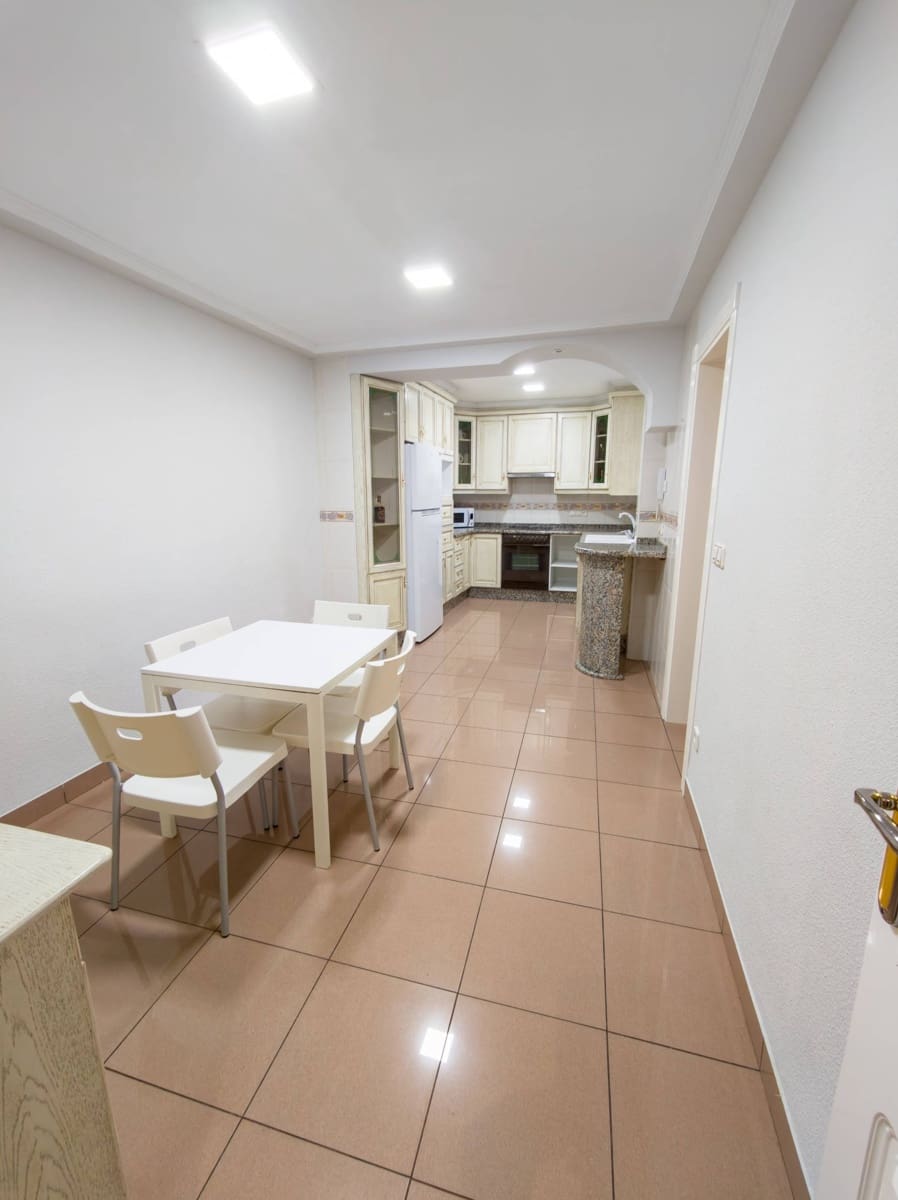 3 sovrum Lägenhet att hyra i Elche / Elx - 950 € (Ref: 9797319)