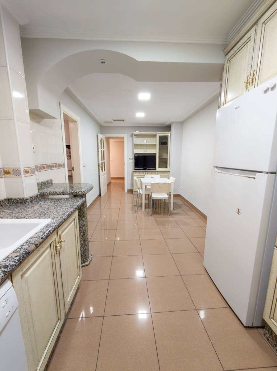 3 sovrum Lägenhet att hyra i Elche / Elx - 950 € (Ref: 9797319)