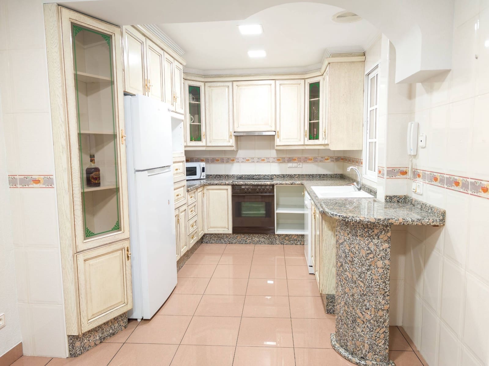 3 sovrum Lägenhet att hyra i Elche / Elx - 950 € (Ref: 9797319)