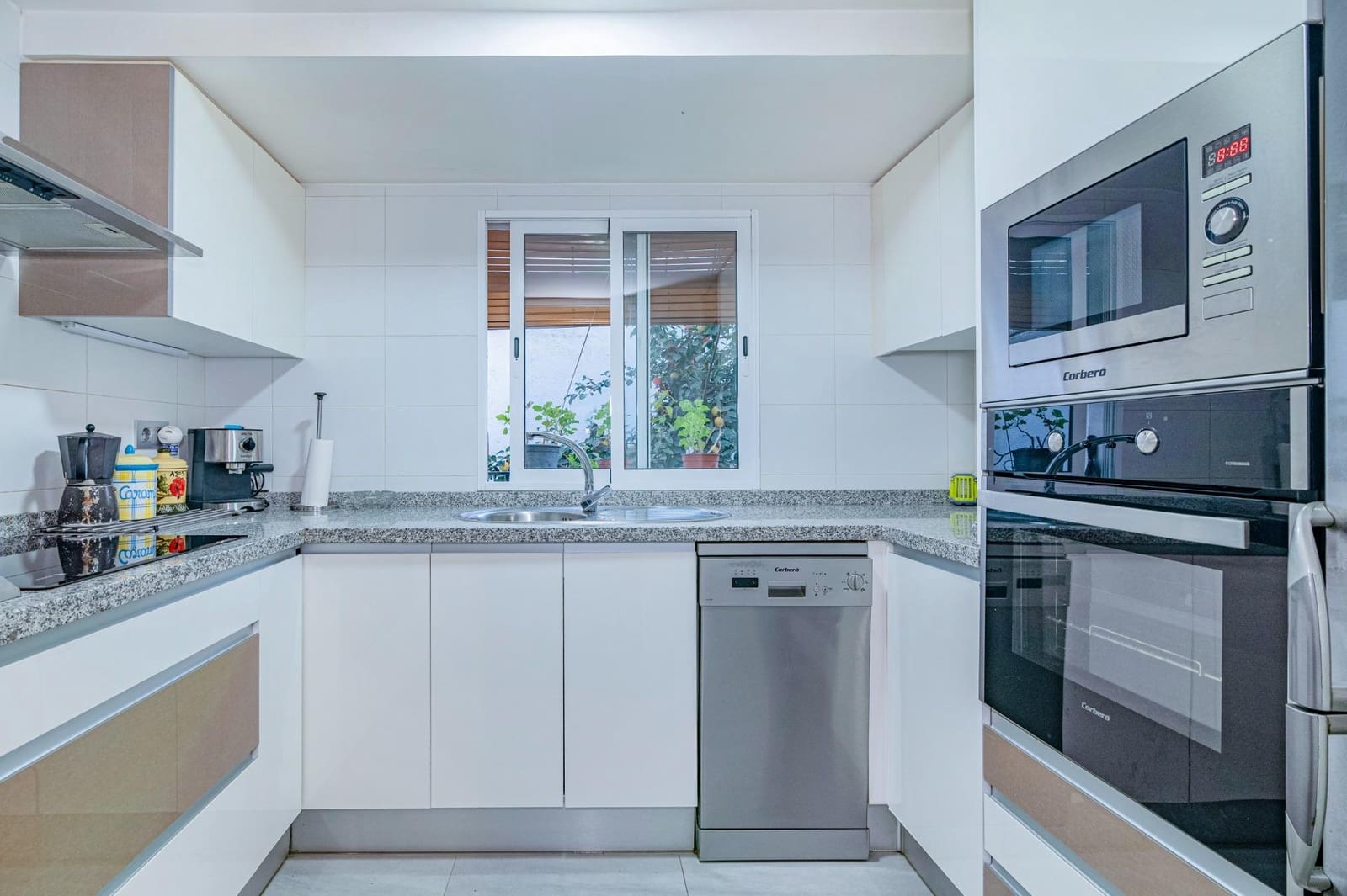 5 bedroom Townhouse for sale in Granada city with garage - € 478,000 (Ref: 10185233)