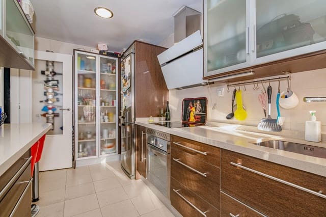 3 bedroom Flat for sale in Granada city with pool garage - € 195,000 (Ref: 10185234)