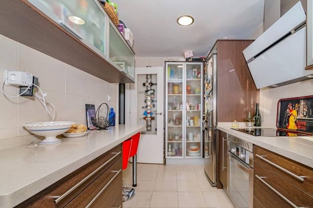 3 bedroom Flat for sale in Granada city with pool garage - € 195,000 (Ref: 10185234)