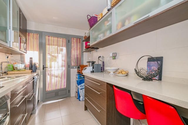 3 bedroom Flat for sale in Granada city with pool garage - € 195,000 (Ref: 10185234)