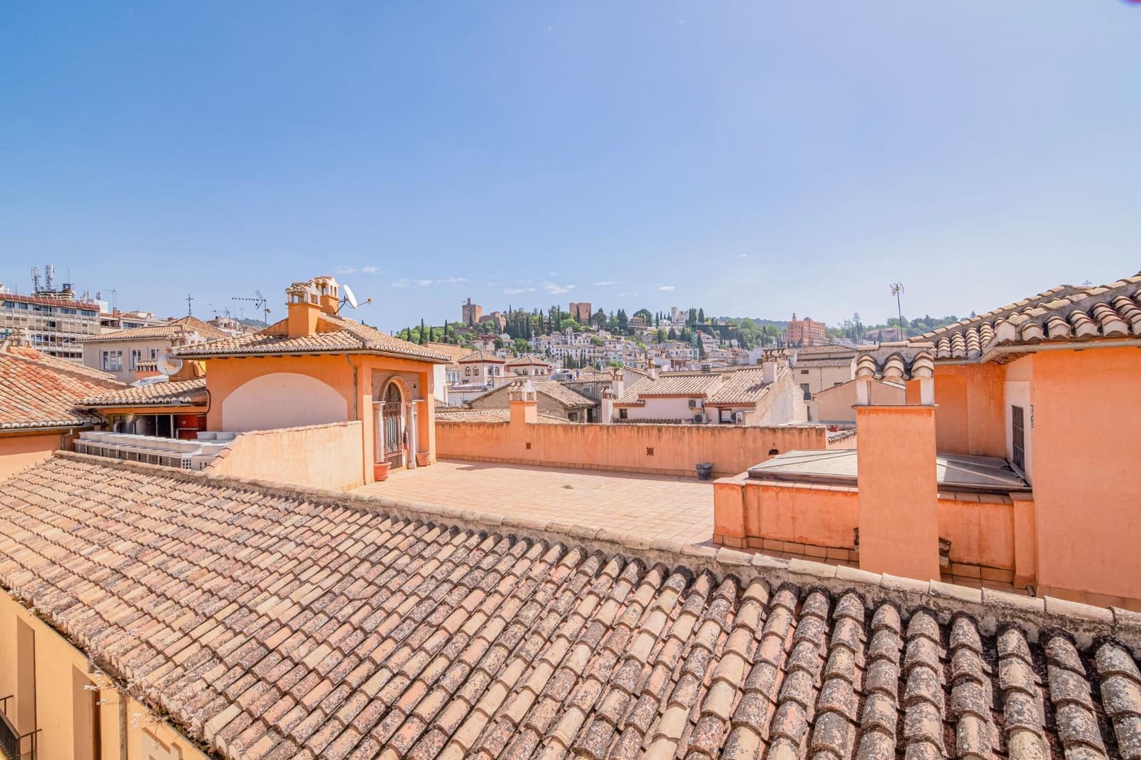 16 bedroom Apartment for sale in Granada city - € 3,000,000 (Ref: 10185251)